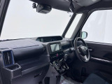 ダイハツのお店では、ダイハツ車を知り尽くしたプロフェッショナルが、専用の診断機器を使って各システムを点検しております。