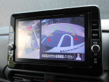 アラウンドビューモニター付き。空から見下ろしているかのようにクルマの周りの安全をディスプレイに映し出してくれます。周囲の状況がひと目で把できるため見通しの悪い場所での駐車もスムーズですよ。