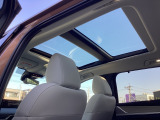 開放的な視界と明るさを実現する大型のパノラマサンンルーフ。後方乗員の視界範囲まで拡大しておりドライバーだけでなく全ての乗員に走る喜びや楽しさを提供します。サンルーフの開放感により車内はいつも明るく、自
