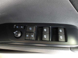 パワーウィンドウスイッチで運転席から全席の窓の開閉ができます。安全性を高める、電動パーキングブレーキ、オートブレーキホールド機能も付いています。