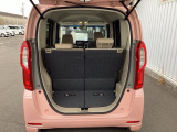 大口なテールゲートです。幅広、低い床面で大きな荷物の出し入れが簡単になります。コンパクトボディーなのに、荷室はこんなに広々!たくさん荷物が積めますよ。