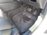 【フロントのオールシーズンマット】前席は純正オールシーズンマット付きです。アウトドアやレジャーはもちろん、雨や雪の日にも便利です。