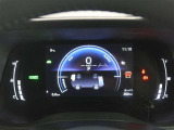 とっても見やすいメーターです。夜間時はラグジュアリーな気分にさせてくれる照明が魅力ですので、夜のドライブも楽しみになりますよ♪