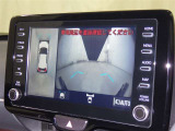 パノラミックビューモニターシステムが付いているので車の上から見た映像が確認できますよ。 一目で車両周辺の情報を確認できますが、直接安全をご確認下さい。