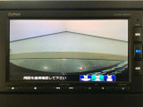 【バックカメラ】運転が苦手な方も車庫入れラクラクです!ギアをリバースに入れれば自動的に切り換わりますので、面倒な操作は不要です♪狭い駐車場もお車を傷つけず安心ですね!