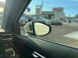 サイドアシスト 走行中にレーダーセンサーが後方の並走車を検出すると、該当する側のドアミラー内側のLED を点灯してドライバーに注意を促します。