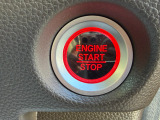 エンジンのスタート/ストップはプッシュボタンで行います。