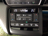 【左右独立オートエアコン】左右席で独立温度コントロールが可能です。運転席はキンキンに冷やして助手席はマイルドにと言った設定が可能です☆暑さ寒さでケンカすることもなくなりますね♪