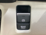 セレクトレバーの右に電子制御パーキングブレーキがあります。スイッチひとつで、停車した地点の傾斜などをシステムが検知・判断してブレーキ力を自動的に最適制御し、しっかり停車できるパーキングシステムです。