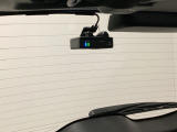 後方にもドライブレコーダーのカメラが付いています。前後両方でお車の周りを監視・記録いたします。