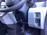 左側に高速で便利なETCがあり、横滑りを防ぐVSAなどのスイッチは、運転席の右側、手の届きやすい位置にあります。