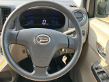 シンプルなステアリングで運転しやすいです!