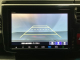 バックでの車庫入れも安心です! リアカメラが付いているバックモニター付のナビを装備しております。操作線もついており距離感も画面から確認できます。