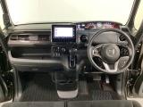 車内は光触媒抗菌消臭施工済です。スタイリッシュなデザインでスポーティなインパネ周りを演出します。グローブボックスやカップホルダーのほかにトレーなどたくさんの収納スペースが付いています。