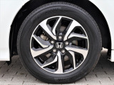 タイヤサイズは、205/60R16です。高品質でデザインにも優れている純正アルミホイールが装備され、スポーティーな雰囲気を演出しています。
