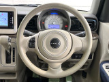 インテリアに合わせたデザインのステアリングは、運転される方のことも考え、運転しやすい形状、大きさです。是非一度、実際に触ってお確かめください。