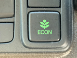 ECONのスイッチがついています。エコモードにすれば、運転の仕方によるロスを抑え込み、燃費良く走行できるように各部を制御します。