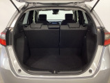 ラゲッジも広く使いやすいトランクは、開口部も広く荷物の積み下ろしもしやすいお車となっております。リアシートの背もたれは6:4の割合で分割して可倒できるので、長いお荷物などを載せることもできます。