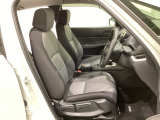 広い足元にゆったり座れるシートは長距離の運転でも疲れにくいシートです。女性でも運転がしやすいようにシートの高さ調整機能(シートリフター)がついています。