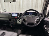 運転席まわりです。 各操作スイッチは使いやすい位置に配置されてます。
