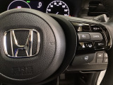 ハンドルにHondaセンシング系のクルーズコントロールやレーンキープアシストなどの操作スイッチが装備されています。ハンドルから手を離さず安全に操作できます。