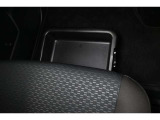 助手席シートアンダートレイ装備!色々収納でき室内もスッキリ!