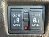 両側パワースライドドアを装備していますので、ドアの開閉がラクラクです。運転席からも操作ができロックをかけることができるので、リア席にお子様がいても安心です。挟み込み防止機構も付いています。