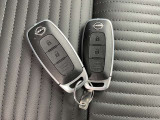 鍵を操作しなくても持っているだけでドアロック操作やエンジン始動などができるインテリジェントキー
