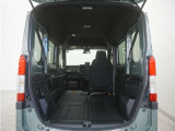 2列目シートと助手席を倒すことで、運転席以外のすべての空間がフラットな荷室となります。フラットな荷室になるので、脚立や絨毯などの長尺の荷物の積載にも対応しております。