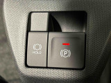 指先だけで簡単に操作が可能な電動パーキングブレーキを採用。「HOLD」スイッチを押すと、渋滞や信号待ちなどでブレーキペダルから足を離しても、ブレーキを保持するので安心です