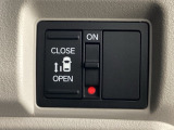 左側電動スライドドアは運転席からでも操作ができるように、ハンドル付近に開閉の操作スイッチが付いています。
