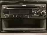 純正CDチューナーにはAUX入力端子がついてますので外部入力から音楽などを楽しめます。その下には1DIN分の小物入れがついています。CDケースなどを入れるのに便利です。