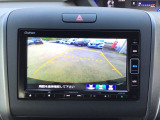 【バックカメラ】運転が苦手な方も車庫入れラクラクです!ギアをリバースに入れれば自動的に切り換わりますので、面倒な操作は不要です♪狭い駐車場もお車を傷つけず安心ですね!