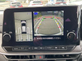 クルマを上から見下ろした状態で表示するアラウンドビューモニター付き。さらにMOD(移動物 検知)機能により、周囲の移動物を検知しディスプレイ表示とブザーで注意を促します。
