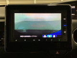 ギヤをR(バック)に入れるとナビの画面に後ろの映像が映るリアカメラ付です。後退時、コンディションが悪い視界でもカラーバックモニターがドライバーをサポートします。