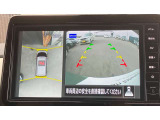アラウンドビューモニターです。4つのカメラからの映像を合成・処理することで空から見下ろすような視点で周囲を確認でき、駐車時のクルマの位置確認がスムーズになります。