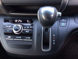 オートマチックシフトレバーは、手になじみ操作しやすい形状で安全運転にもつながります♪