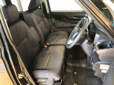 運転席の座面高さを調整できるシートリフターが付いています。フロントシートはベンチシートを採用で、座面も広く使い勝手もいいですよ♪