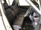 運転席の座面高さを調整できるシートリフターが付いています。フロントシートはベンチシートを採用で、座面も広く使い勝手もいいですよ♪