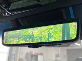 【デジタルインナーミラー】後席の大きな荷物や同乗者で後方が確認しづらい時でも安心!カメラが撮影した車両後方の映像をルームミラー内に表示。クリアな視界で状況の確認が可能です!