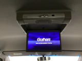 天井にリア席モニターが付いています。ナビゲーションで再生しているDVD等の映像を、後部座席の方にご覧いただくことができます。お子様にも大人気です。