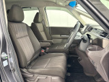 乗降がしやすい運転席。高さが調節できて小柄な方でも運転しやすいポジションをとることができます。