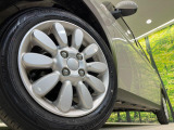 【純正アルミホイール】外観にマッチした純正アルミホイールを装着しております。各種社外アルミホイールや、スタッドレスタイヤも取扱いしております。是非ご相談ください♪