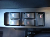 窓の開閉は電動(パワーウィンド)になりますので、便利ですよね。