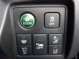 燃費を抑えるECON、横滑りを防ぐVSA等のスイッチ類は運転席の右側、手の届きやすい位置にあります。
