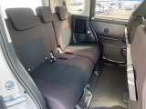 後部座席も気になるようなキズ・汚れやへたり等、大きなダメージはなく、良好な状態です。