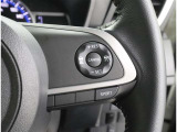 ステアリングスイッチ付き。前方から目を離すことなく操作することが可能です。