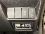Hondaセンシング用の、VSA(ABS+TCS+横滑り抑制)解除と路外逸脱抑制機能などのオンオフスイッチはハンドルの右側に装備しています。その下にETC2.0がついています。
