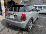 エンジンオイルは汚れ具合に関わらず、全てのお車交換しております。当店のこだわりの1つです。