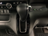 CVT車のセレクトレバーです。低速から高速まで、変速ショックのないスムーズな走りを実現するとともに、エンジン効率のよい領域を維持することで燃費にも貢献します。
